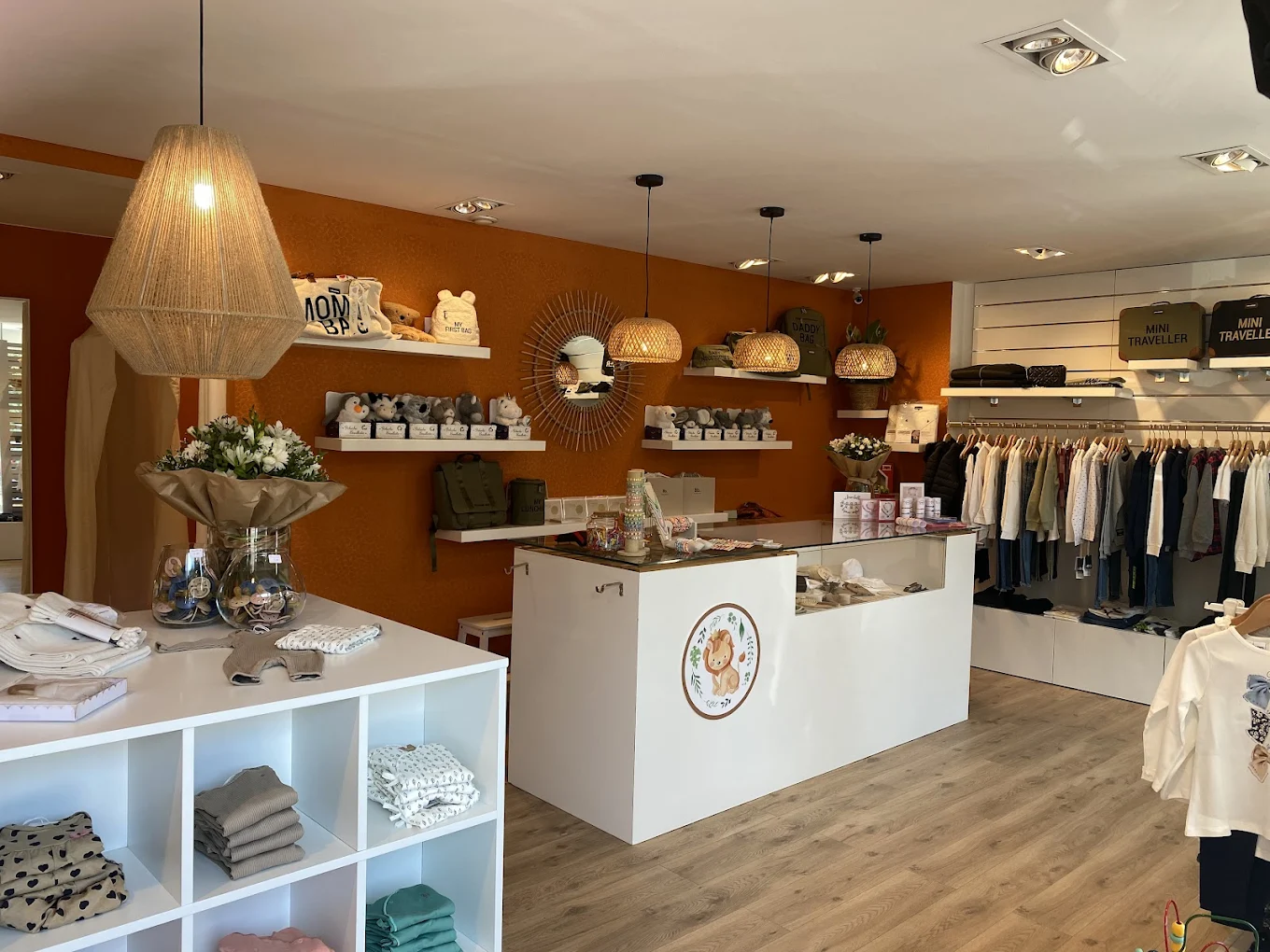 Intérieur de la boutique Little Minouche — mur terracotta, mobilier bois et osier